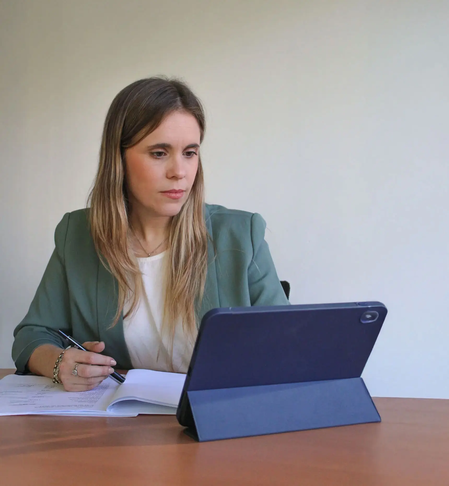 Agustina trabajando en escritorio